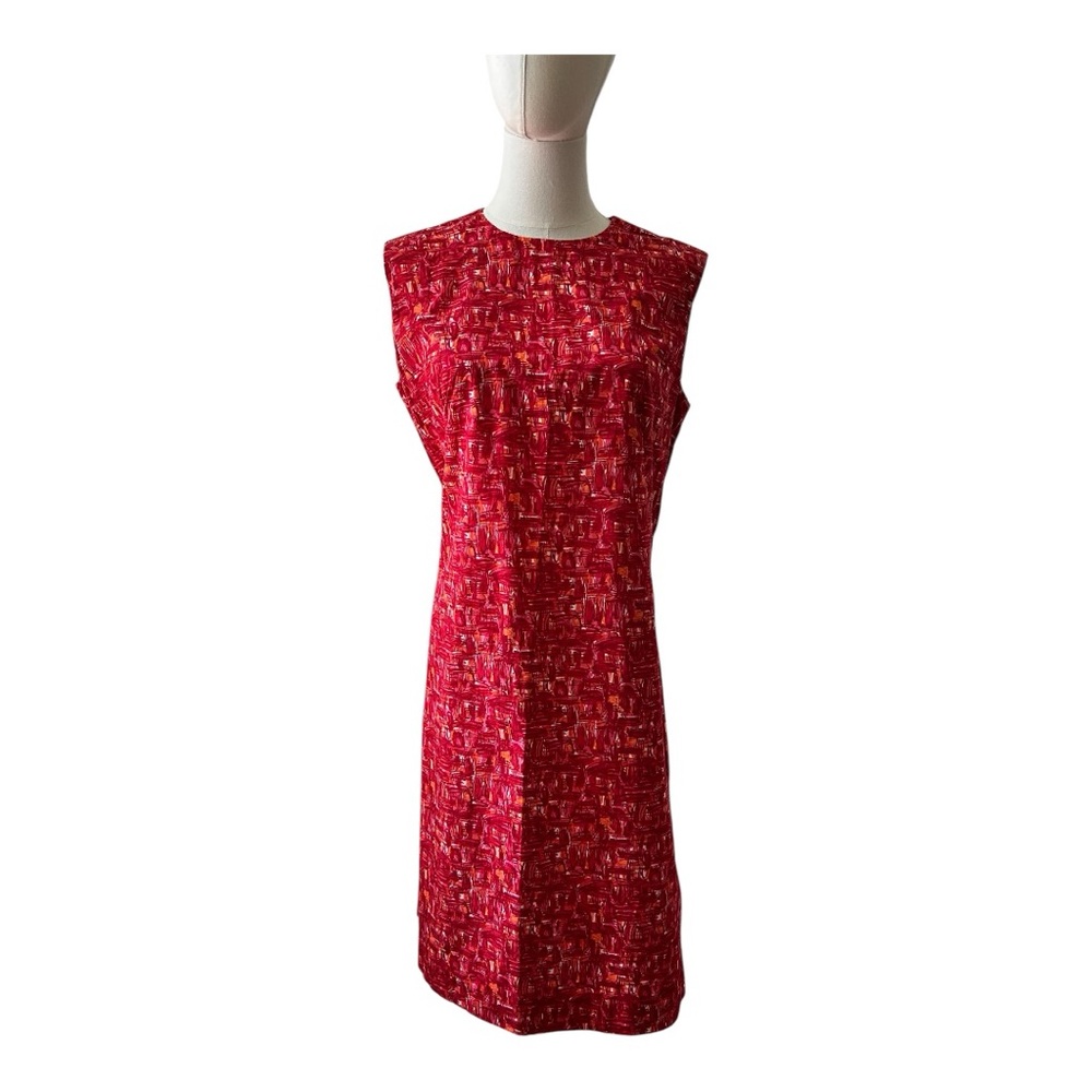 1960s vintage MCM patterned red shift dress w/ belt. Classic 60s look.
